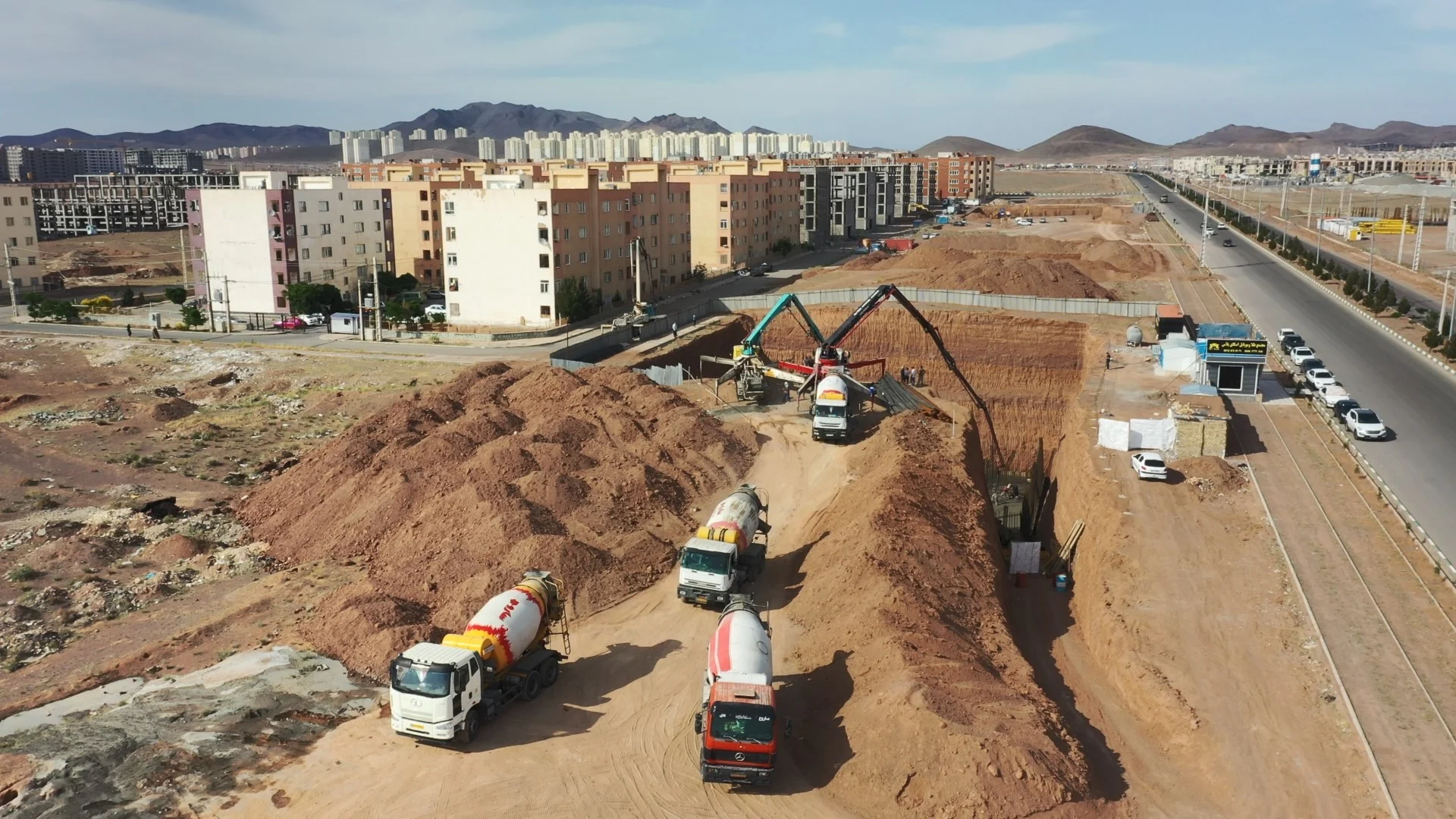 بتن ریزی سقف مجتمع اسکای پلاس کارخانه بتن آماده در پرند - ساروج بتن اربابیان