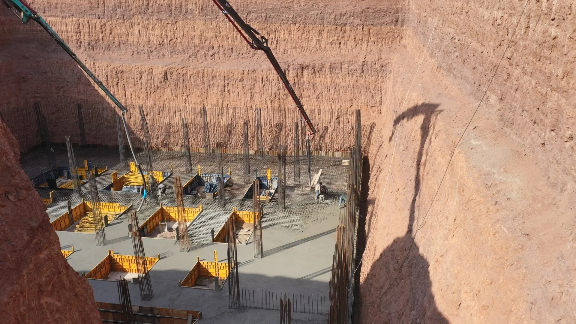 بتن با رده مقاومتی C30 مجتمع اسکای پلاس کارخانه بتن آماده در پرند - ساروج بتن اربابیان