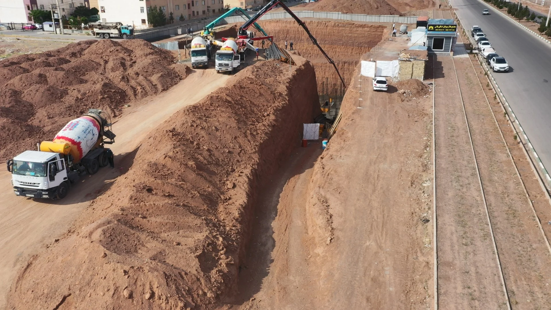 بتن ریزی فونداسیون مجتمع اسکای پلاس کارخانه بتن آماده در پرند - ساروج بتن اربابیان