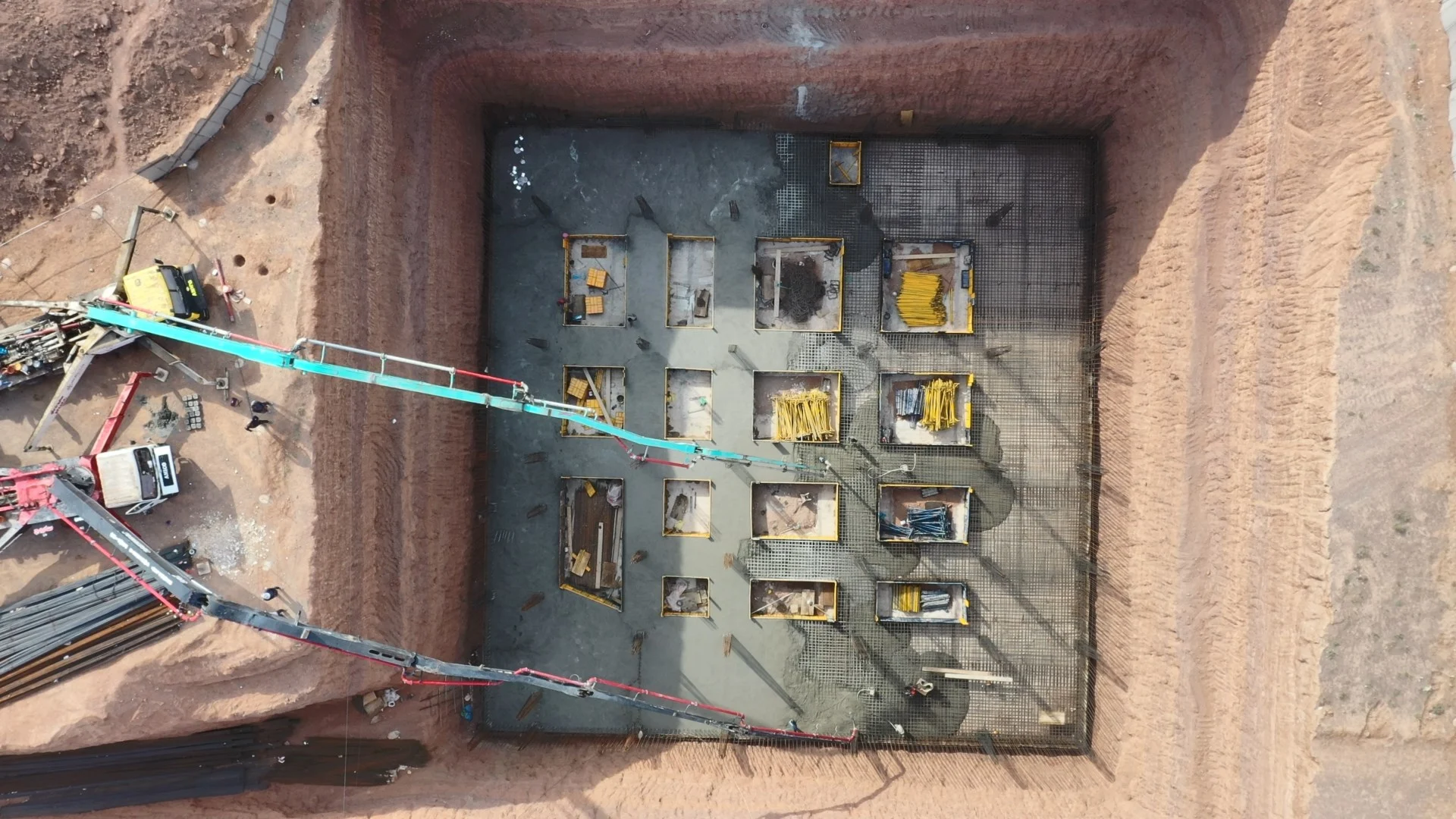 بتن آماده استاندارد مجتمع اسکای پلاس کارخانه بتن آماده در پرند - ساروج بتن اربابیان