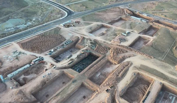 بتن ریزی فونداسیون - تولید بتن پروژه مسکونی ماهان البرز پرند - ساروج بتن اربابیان