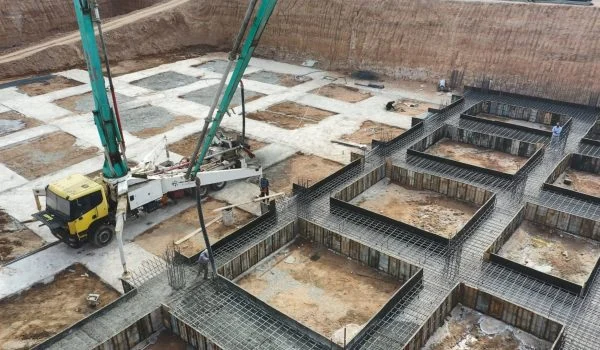 دکل پیشرفته پمپاژ بتن در شهرک صنعتی پرند - ساروج بتن اربابیان