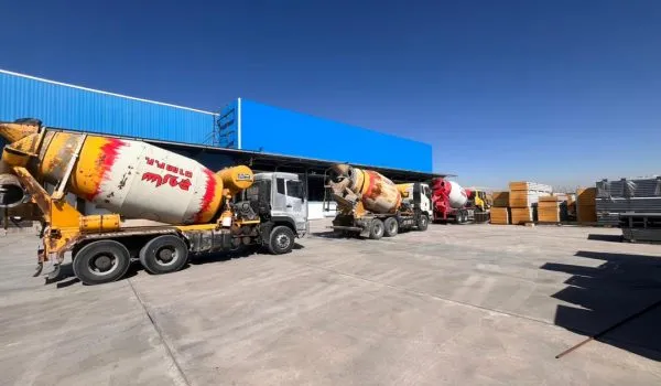 تراک میکسرهای ساروج بتن اربابیان در حال حمل بتن عیار 350 به مجتمع سردخانه کیان رباط کریم