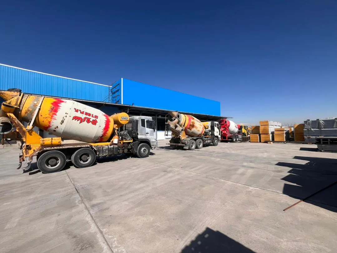 تراک میکسرهای ساروج بتن اربابیان در حال حمل بتن عیار 350 به مجتمع سردخانه کیان رباط کریم