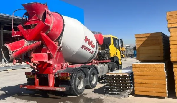 فرآیند بارگیری بتن آماده توسط ساروج بتن اربابیان جهت خرید بتن در رباط کریم