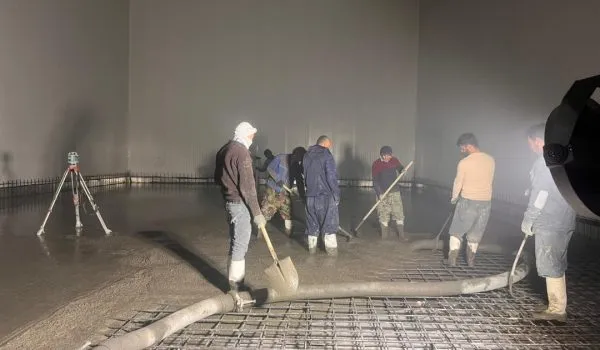 عملیات بتن‌ریزی در پروژه تأمین بتن مجتمع سردخانه کیان رباط کریم با نظارت فنی ساروج بتن اربابیان
