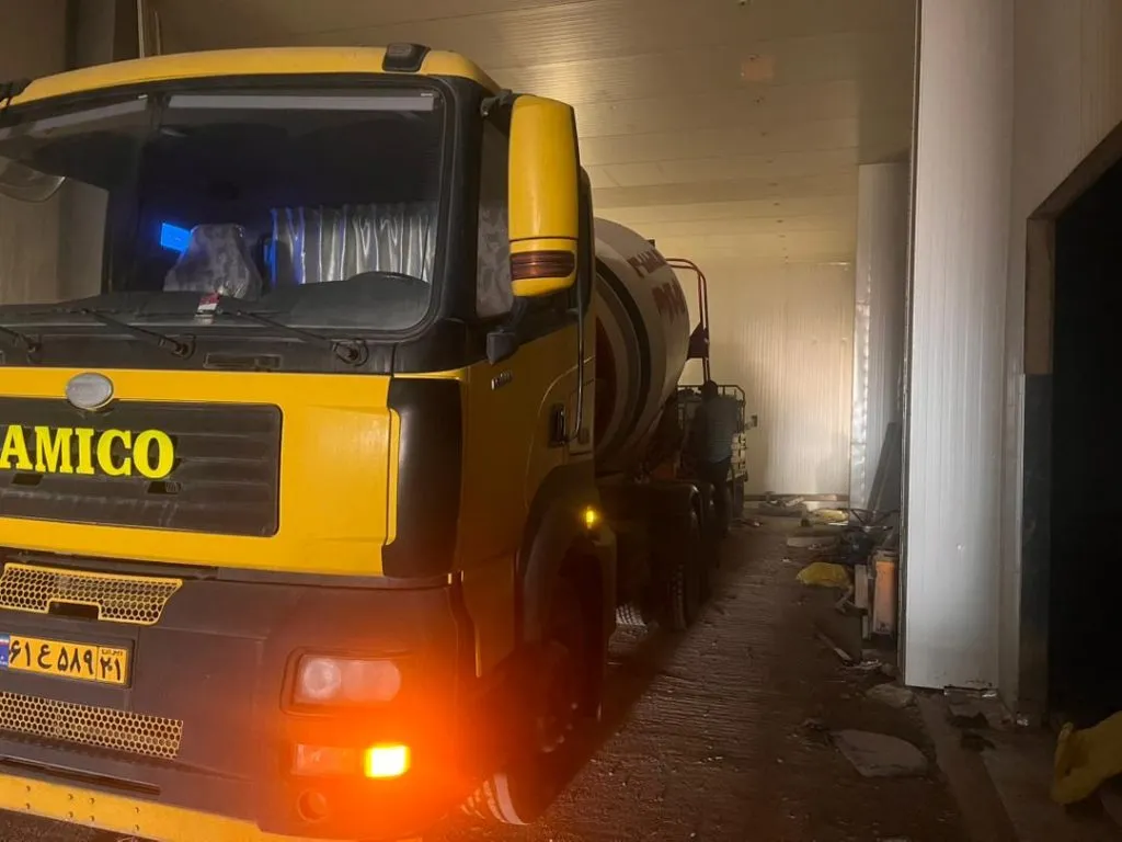 تأمین بتن مجتمع سردخانه کیان رباط کریم توسط ساروج بتن اربابیان با استفاده از بتن عیار 350 در حال تخلیه در محل پروژه