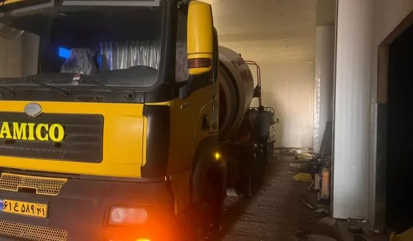 تأمین بتن مجتمع سردخانه کیان رباط کریم توسط ساروج بتن اربابیان با استفاده از بتن عیار 350 در حال تخلیه در محل پروژه