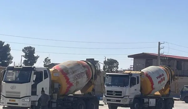 تخلیه بتن عیار 350 در پروژه مجتمع سردخانه کیان رباط کریم توسط ناوگان ساروج بتن اربابیان